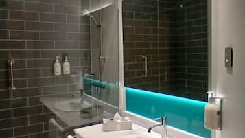 Een douche, gratis toiletartikelen, een haardroger, handdoeken