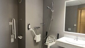 A bathroom with a shower, toilet, and sink. - Holiday Inn Express Madrid-San Sebastian de los Reyes by IHG (San Sebastian de los Reyes)