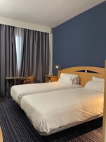 Escritorio, espacio para trabajar con laptop y cortinas blackout 