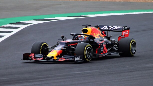 A Formula 1 car on a race track. - Holiday Inn Express Madrid-San Sebastian de los Reyes by IHG (San Sebastian de los Reyes)