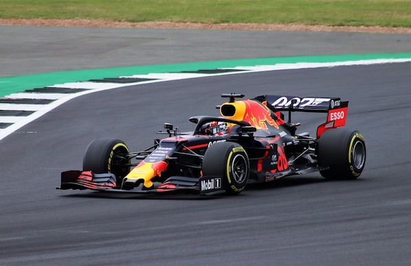Formula 1 -auto kilparadalla.