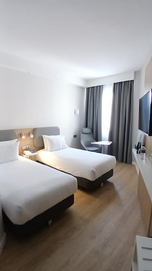 Desk, laptop workspace, blackout drapes, iron/ironing board - Holiday Inn Express Madrid-San Sebastian de los Reyes by IHG (San Sebastian de los Reyes)