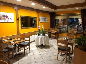Daily buffet breakfast (CHF 14 per person)