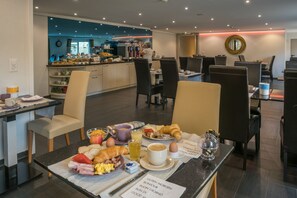 Tägliches Frühstücksbuffet gegen Gebühr