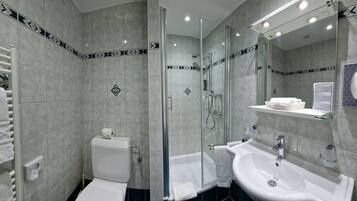 Ein Badezimmer mit Toilette, Dusche und Waschbecken.