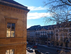 Einzelzimmer Stadtseite | Zimmersafe, kostenloses WLAN, Bettwäsche