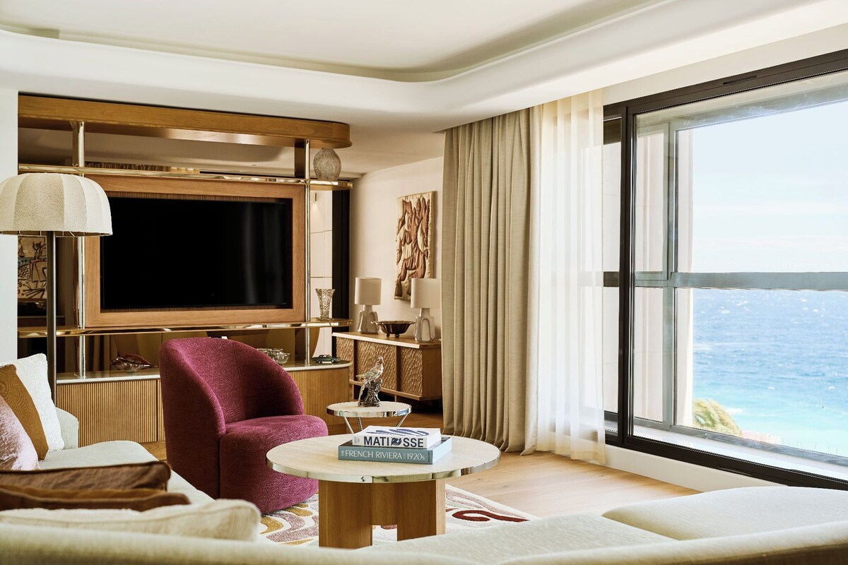 Suite, Sea View (Prestige) | Living area | Flat-screen TV, offices