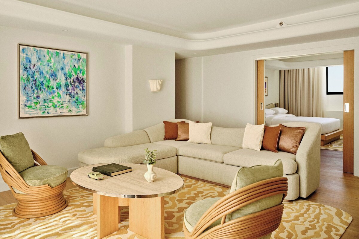 Executive Suite | Living area | Flat-screen TV, offices