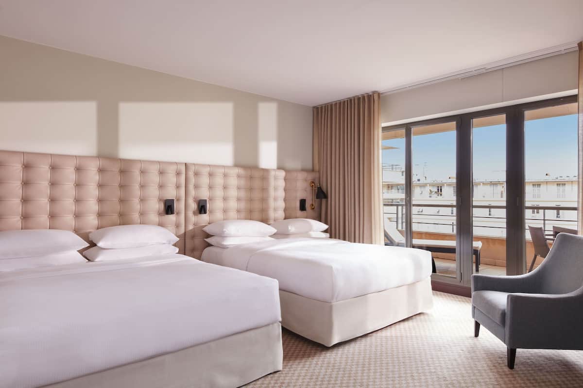 premium bedding, pillow-top beds, minibar, in-room safe