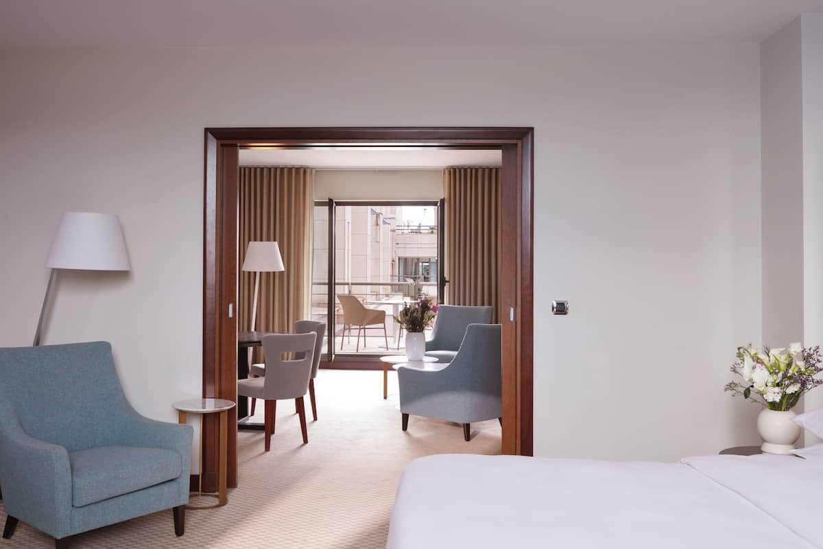 Premium Suite (Regency) | Living area | Flat-screen TV, offices
