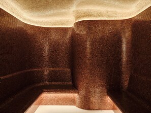 Una stanza con soffitto a volta e pareti rivestite di mosaici.