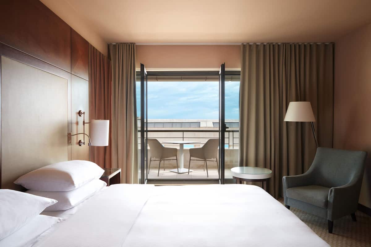 room, 1 king bed, partial sea view | premium bedding, pillow-top beds, minibar, in-room safe