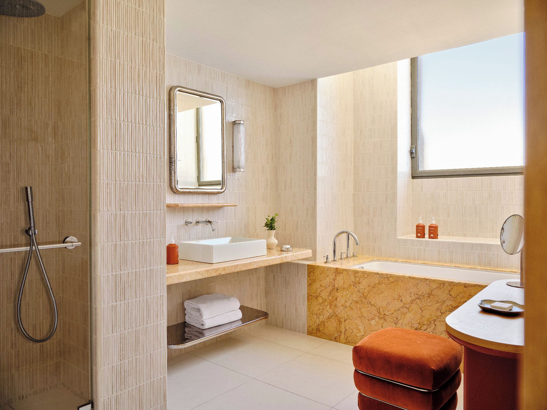 Un baño moderno con ducha, lavamanos y bañera.