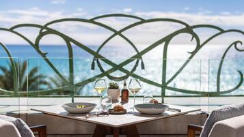 Phục vụ bữa sáng, bữa trưa, bữa tối, món ăn mang phong cách quốc tế