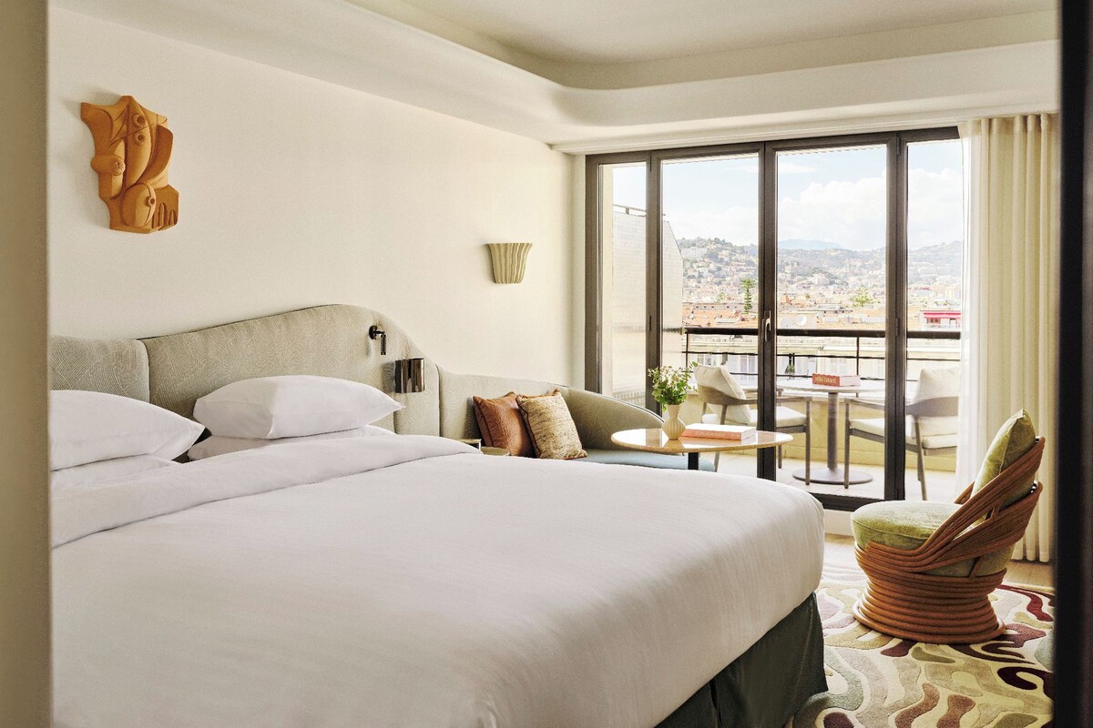 Room, 1 King Bed, Mountain View | 1 bedroom, premium bedding, pillowtop beds, minibar