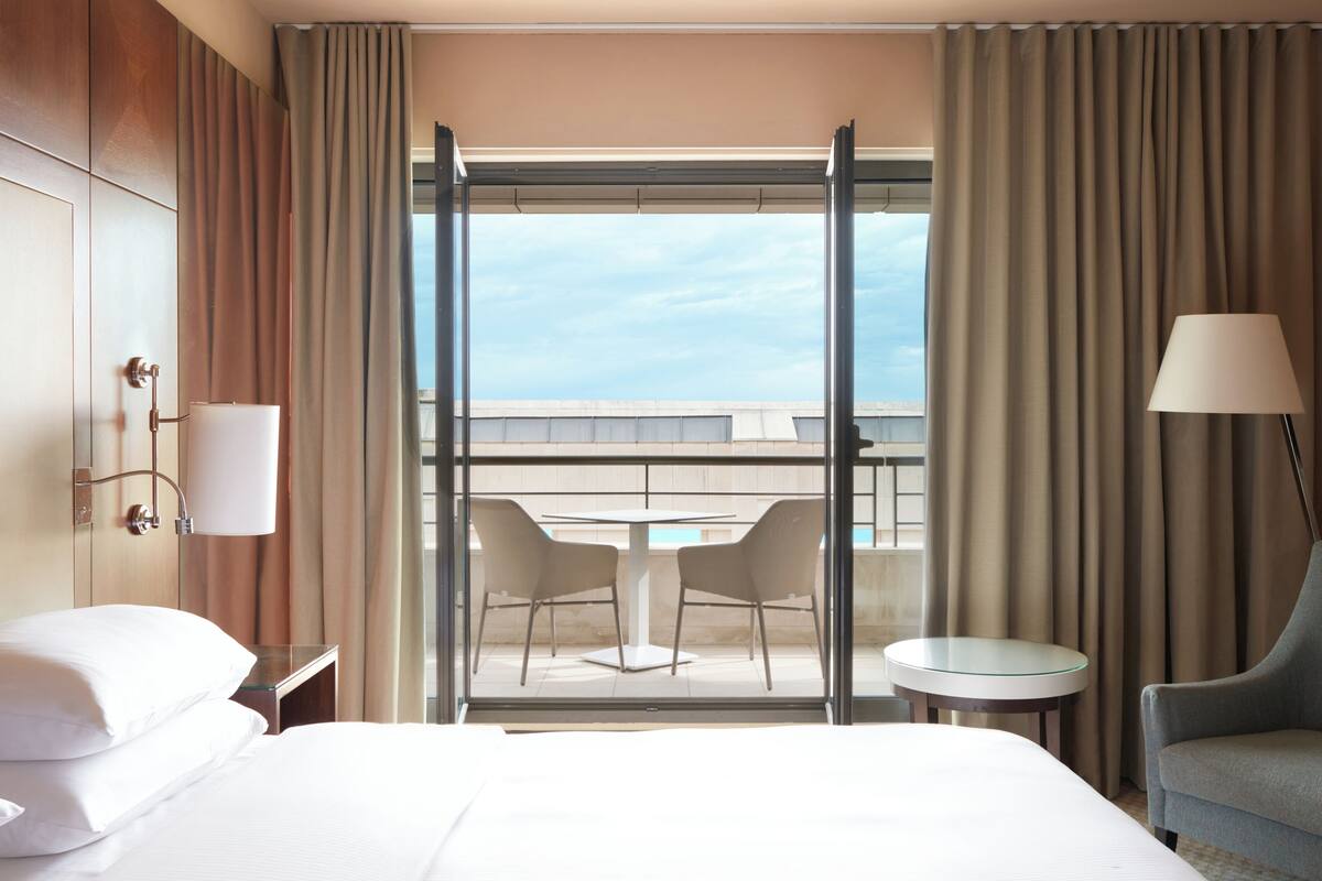 premium bedding, pillow-top beds, minibar, in-room safe