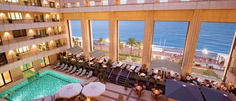 Serveert ontbijt, lunch, diner, internationale gerechten