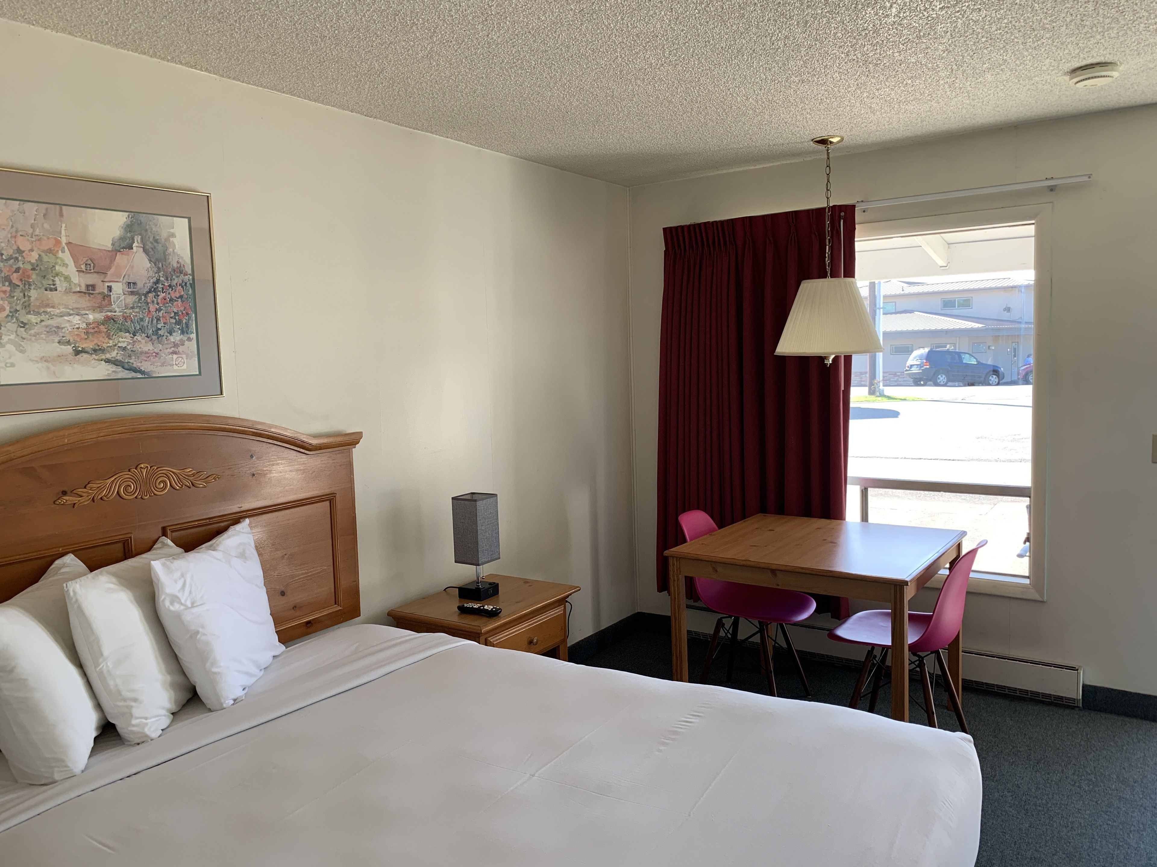 Standard Room, 1 Queen Bed | In-room dining