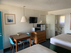 Standard Room, 2 Queen Beds | In-room dining