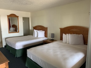 Habitación estándar, 2 camas Queen size | Tabla de planchar con plancha, wifi gratis y ropa de cama