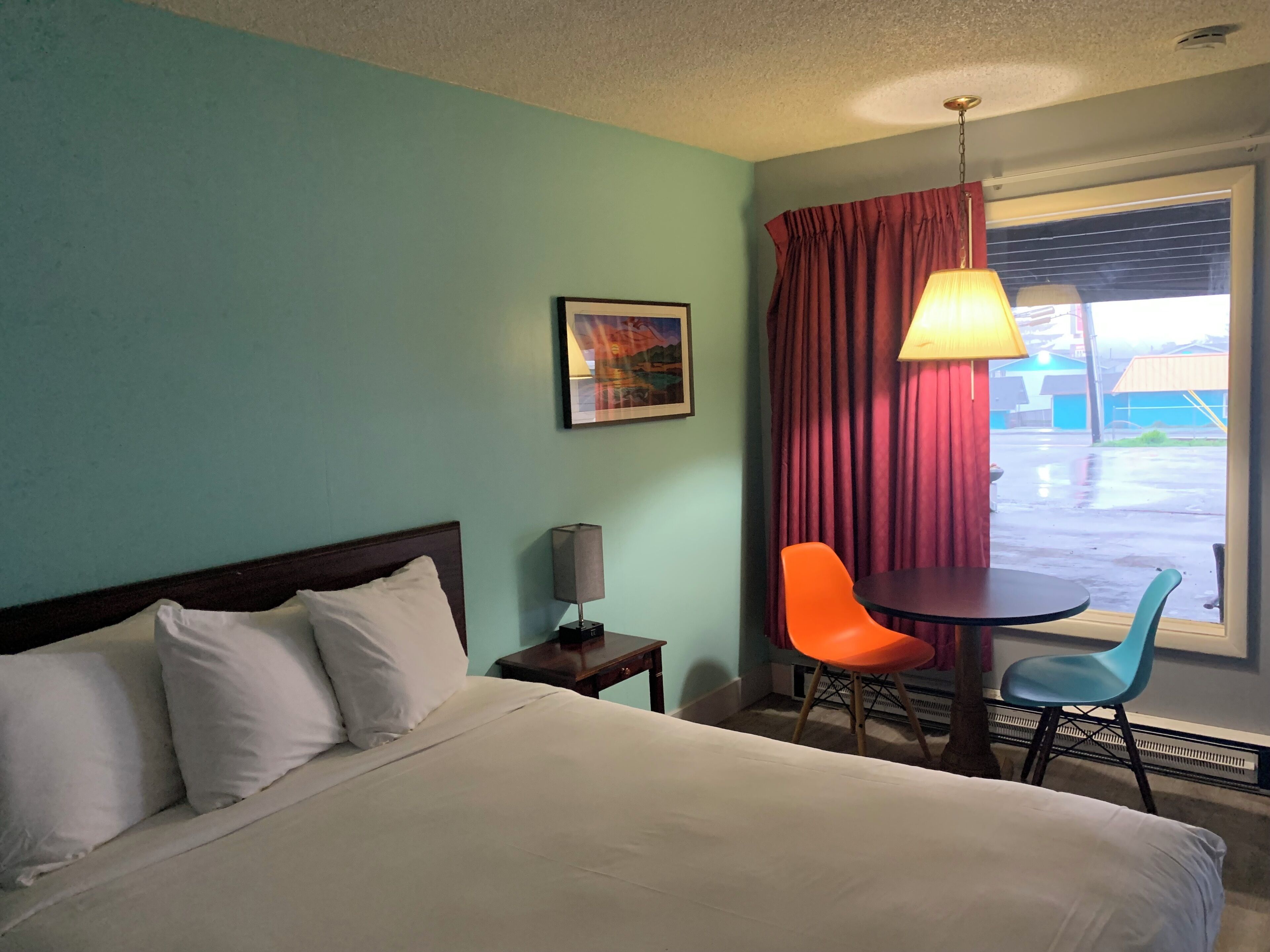 Standard Room, 1 Queen Bed | In-room dining