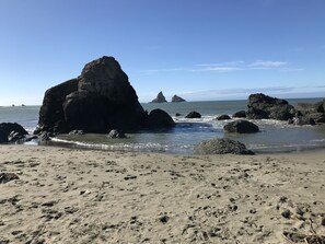 A beach with large rocks and a clear sky. - Pacific Sunset Inn (Brookings)