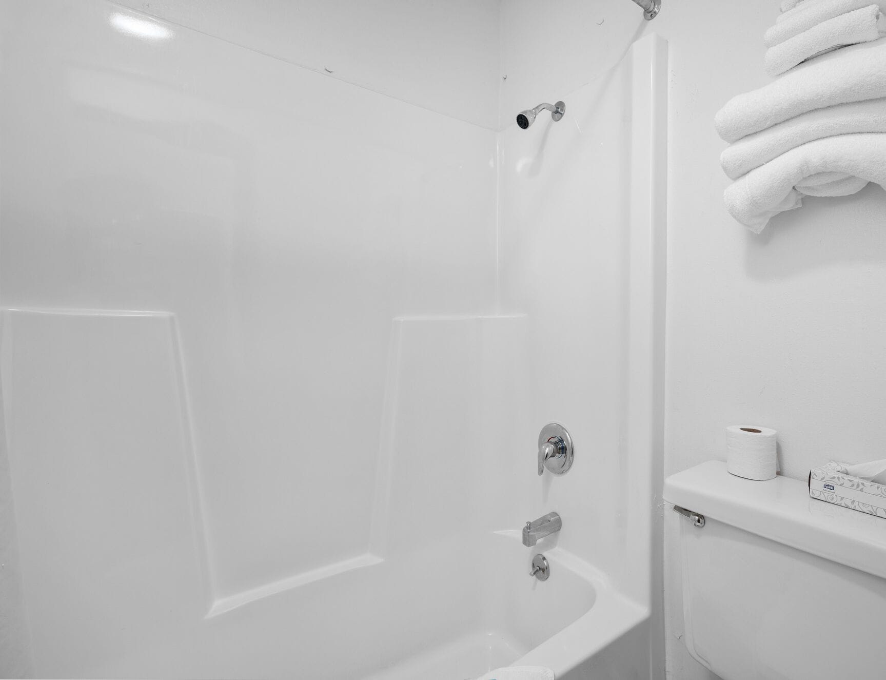 Combined shower/bathtub, deep-soaking bathtub, free toiletries