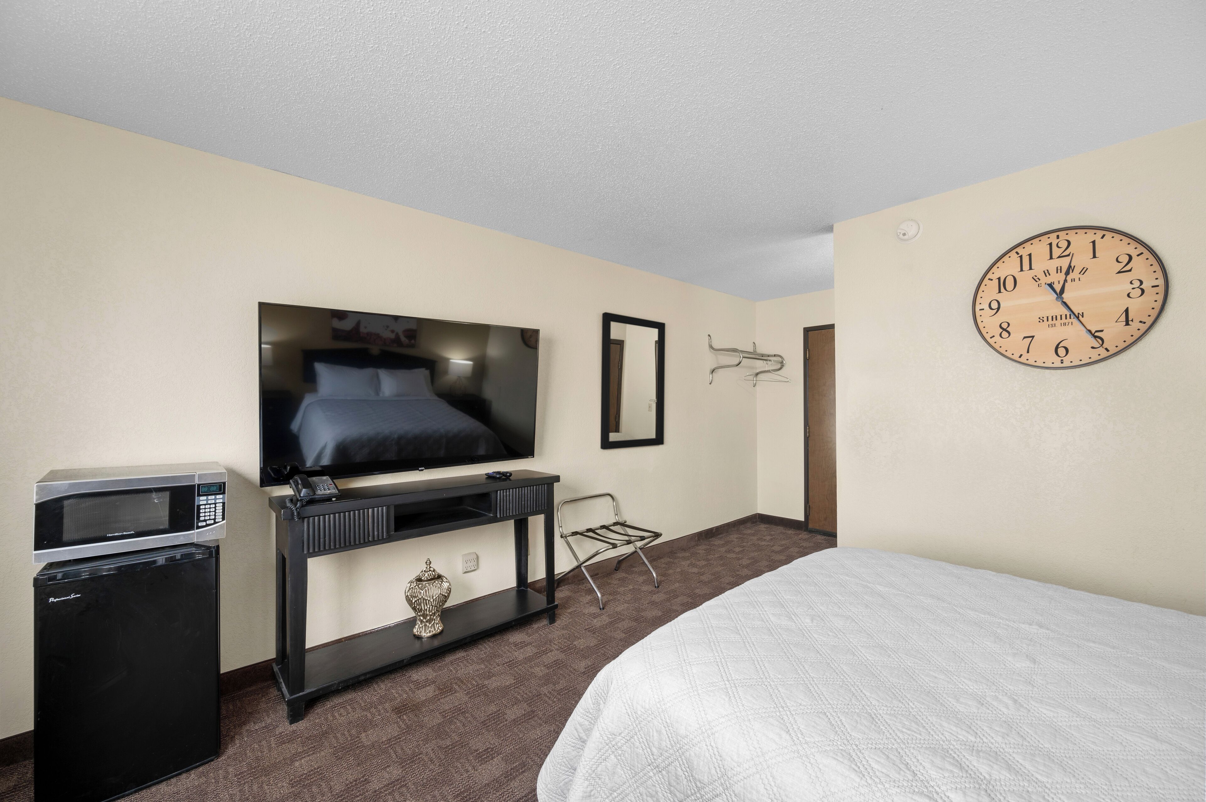 Single Queen Room | Desk, blackout curtains, iron/ironing board, free WiFi