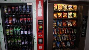 Twee automaten, één met drankjes en de ander met snacks.