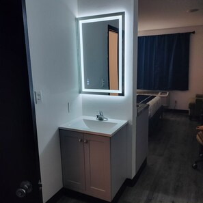 Estudi en suite Deluxe, 1 llit de matrimoni | Escriptori, cortines opaques, planxa i posts de planxar i wifi gratuïta 
