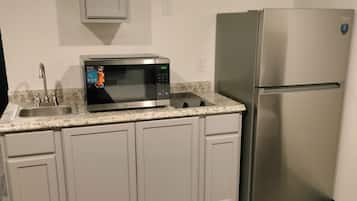 Suite monolocale Deluxe, 1 letto queen | Una scrivania, tende oscuranti, ferro/asse da stiro, Wi-Fi gratuito