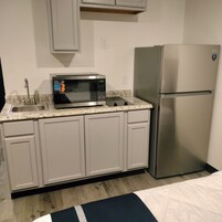Deluxe Studio Suite, 1 Queen Bed | Desk, blackout drapes, iron/ironing board, free WiFi