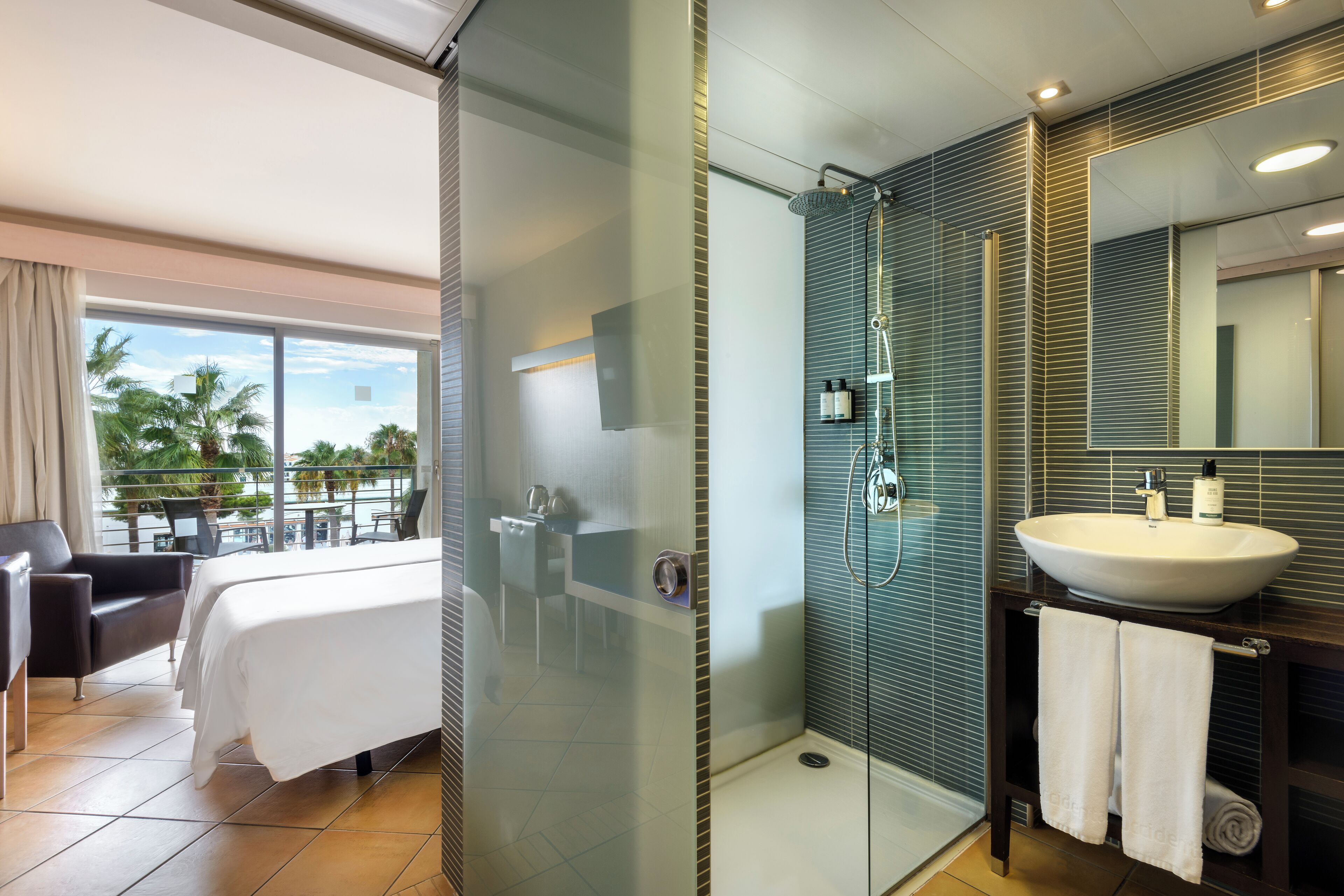 Shower, rainfall showerhead, free toiletries, hair dryer