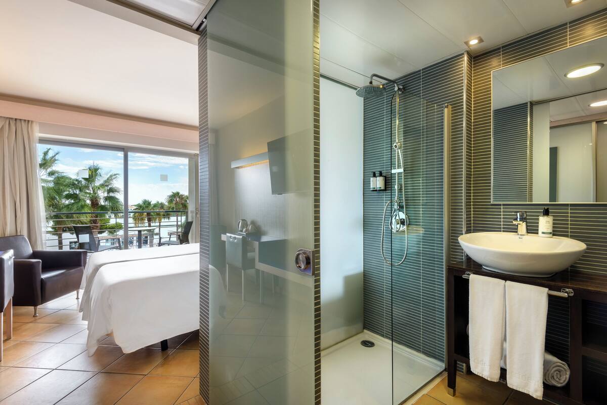 shower, rainfall showerhead, free toiletries, hair dryer