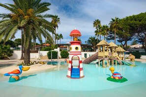 3 piscinas al aire libre, sombrillas, sillones reclinables de piscina