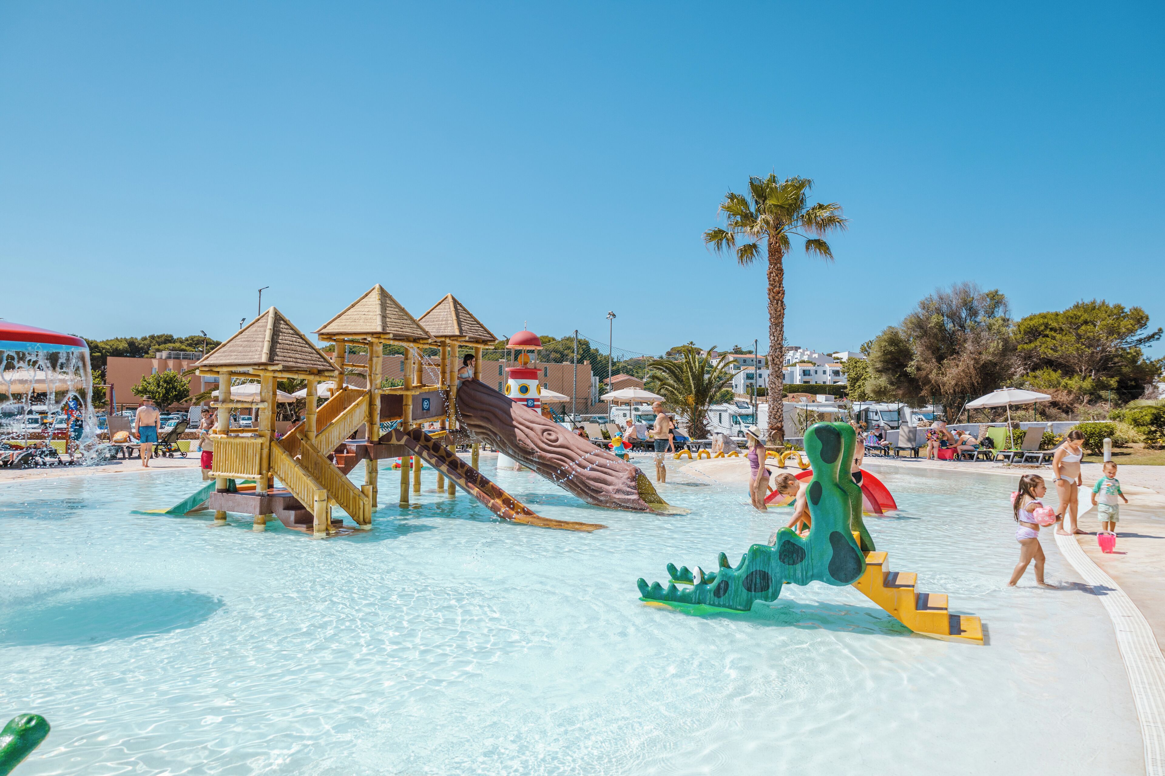 3 piscines extérieures, parasols de plage, chaises longues