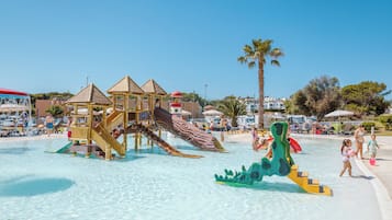 3 piscines extérieures, parasols de plage, chaises longues