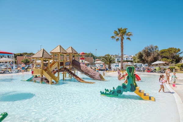 3 outdoor pools, open 9:00 AM to 7:00 PM, pool umbrellas, sun loungers