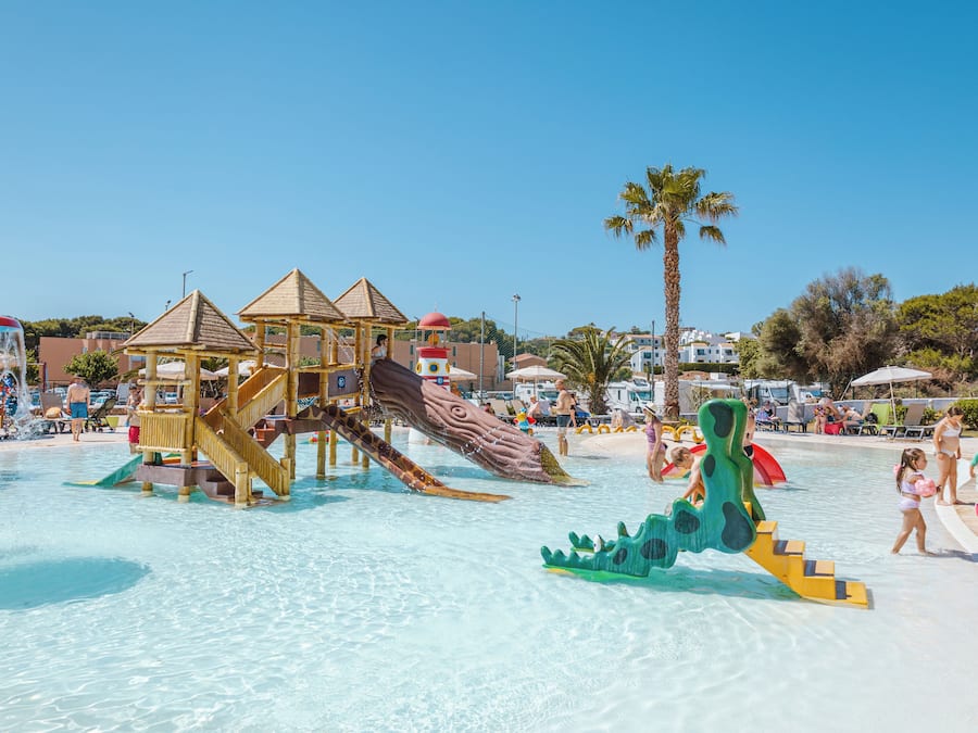 3 piscinas al aire libre, sombrillas, sillones reclinables de piscina