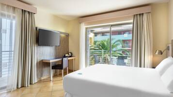 In-room safe, desk, soundproofing, free WiFi