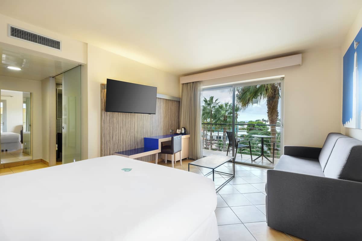 In-room safe, desk, soundproofing, free WiFi