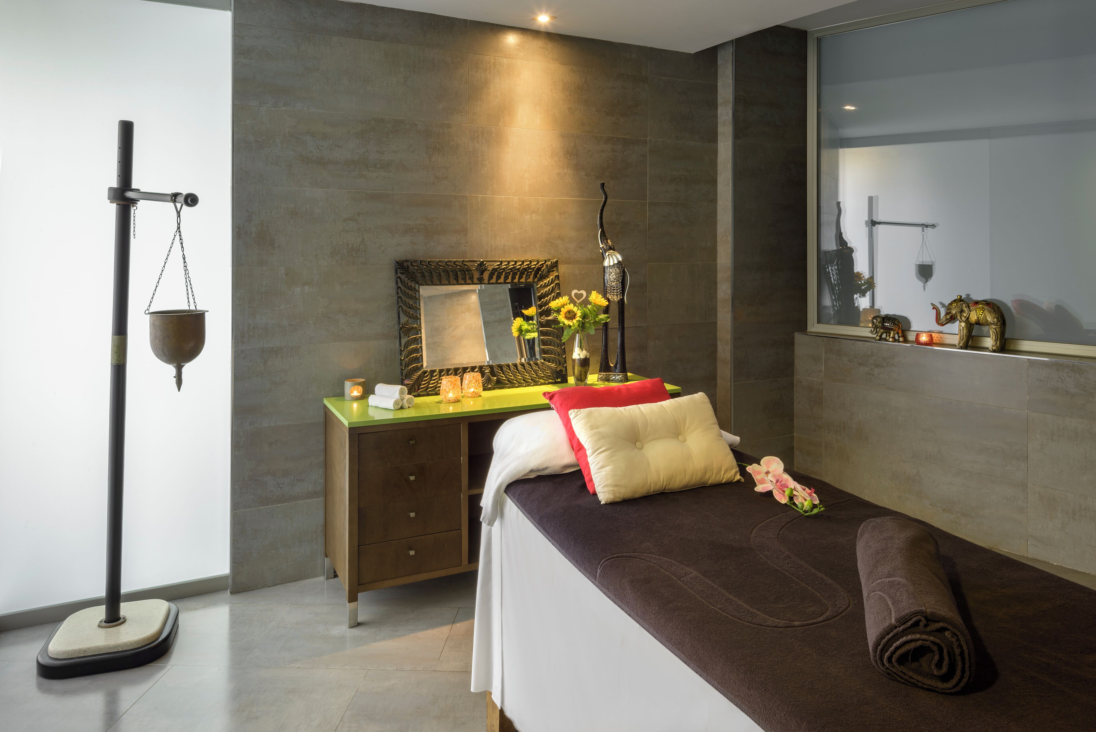 body treatments, hydrotherapy, aromatherapy, body wraps, facials