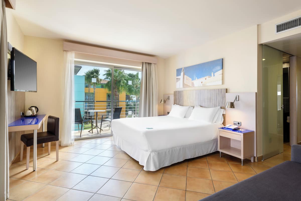 In-room safe, desk, soundproofing, free WiFi