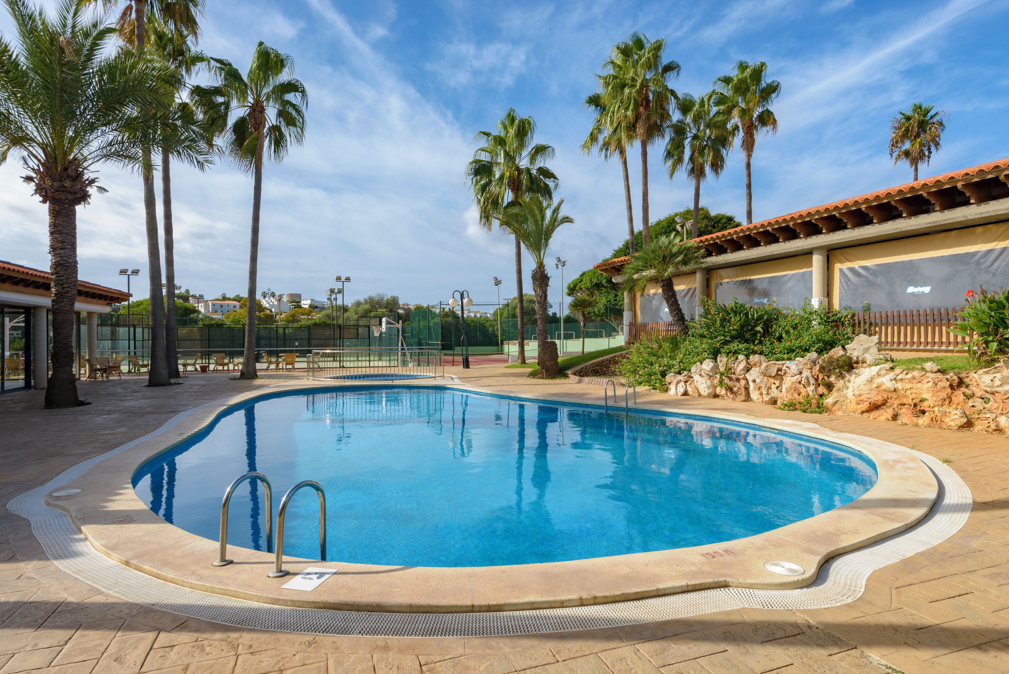 3 من حمّامات السباحة الخارجية، مظلات على حمّام السباحة، مقاعد للتشمس