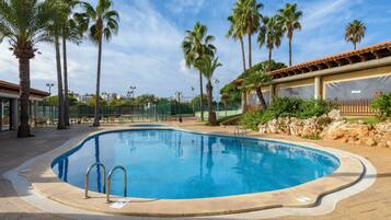 3 piscines extérieures, parasols de plage, chaises longues