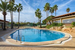 3 piscinas al aire libre (de 09:00 a 19:00), sombrillas, tumbonas