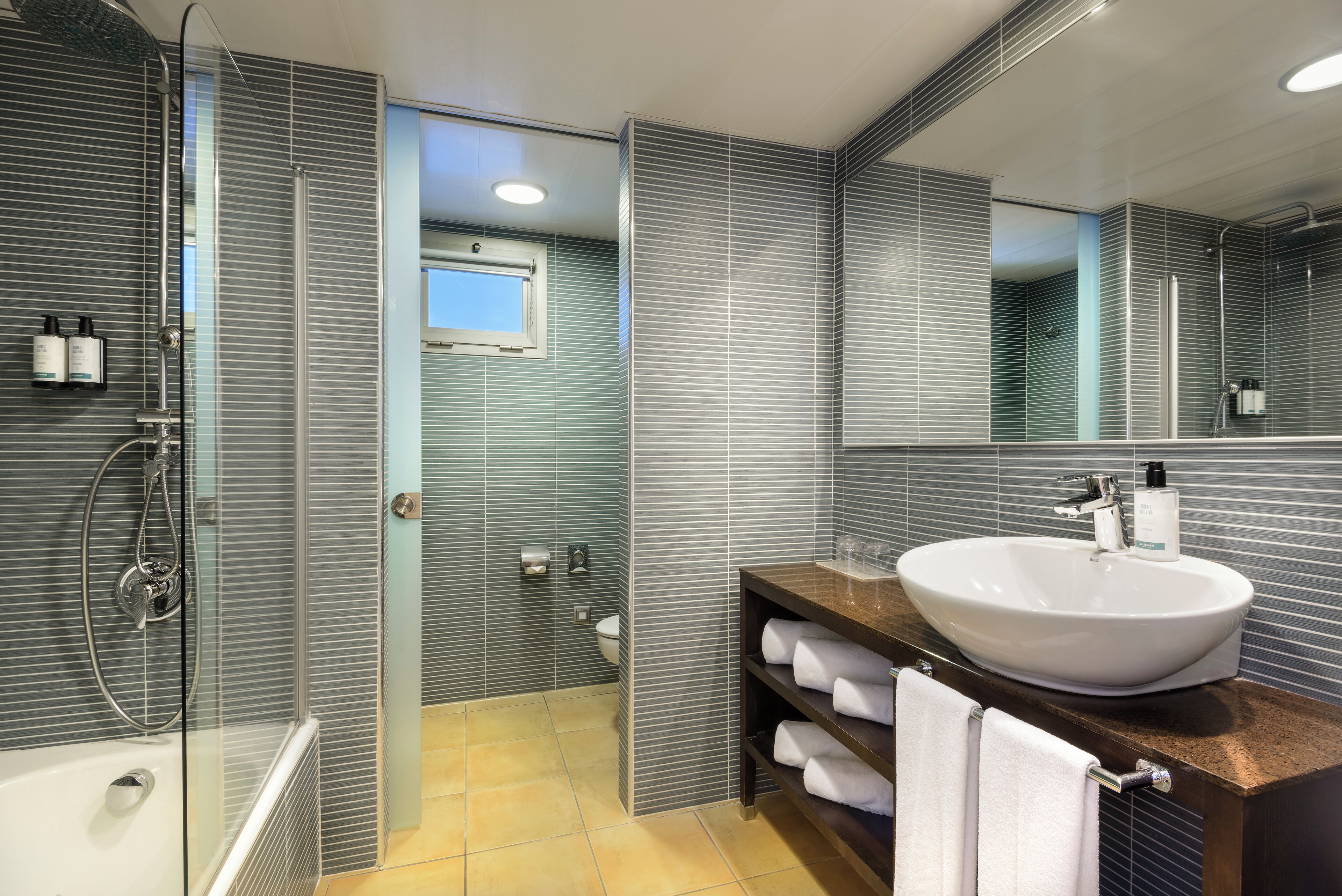 shower, rainfall showerhead, free toiletries, hair dryer