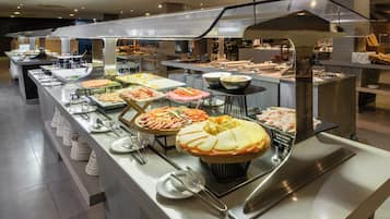 Serveert ontbijt, lunch, diner, internationale gerechten