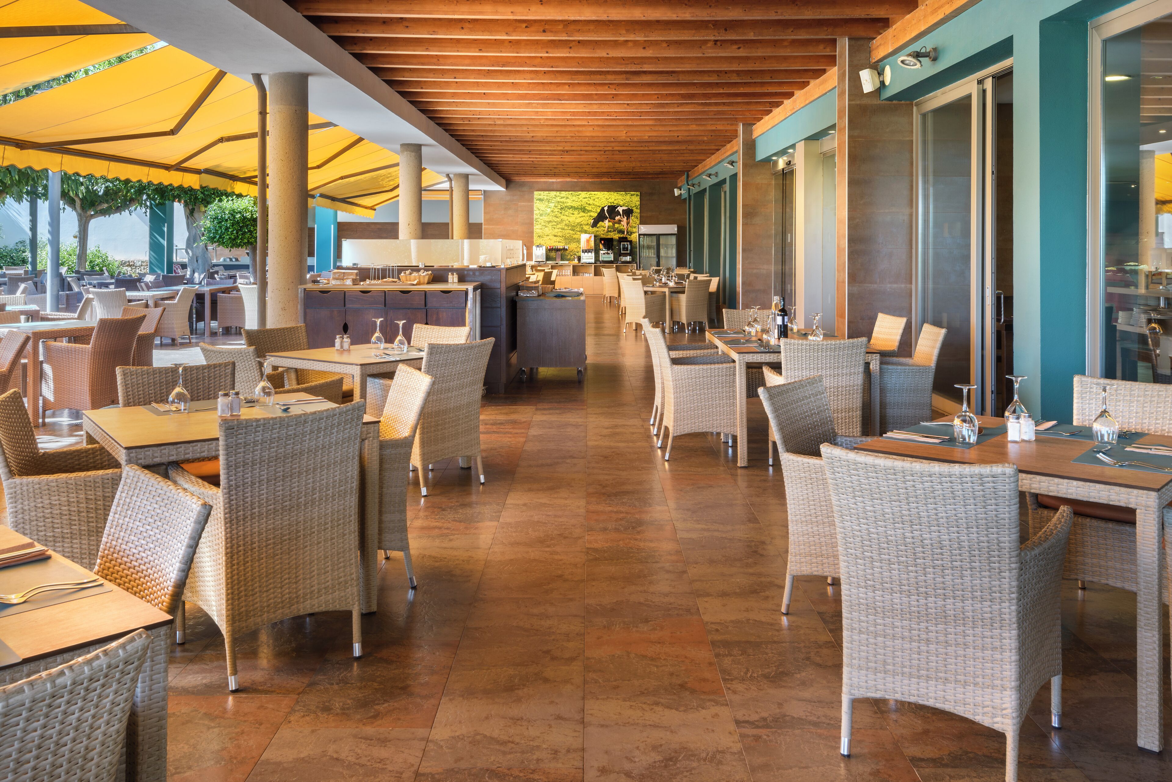 breakfast, lunch, dinner served; international cuisine