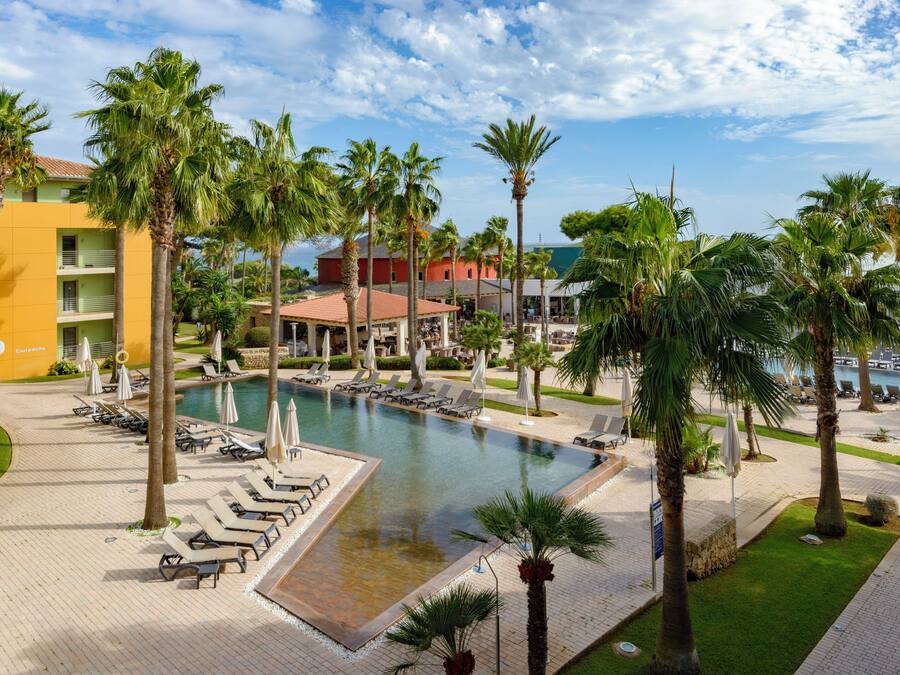 3 outdoor pools, open 10:00 AM to 6:00 PM, pool umbrellas, pool loungers